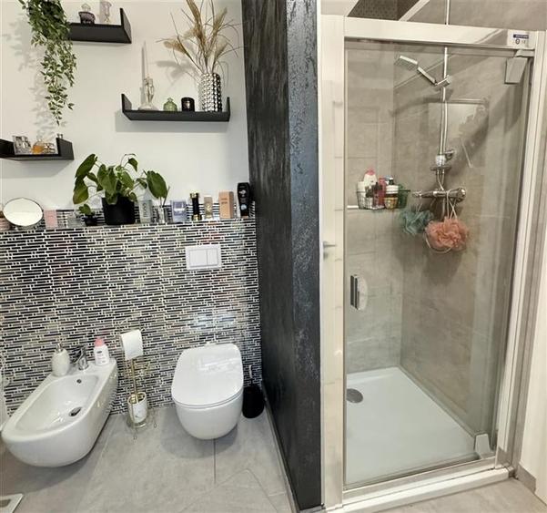 Casă individuală cu 5 camere cu Garaj în Exterior Est