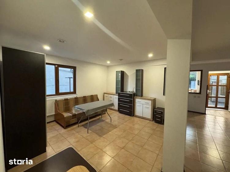 Casă cu 9 camere decomandat cu Teren 300 Mp în Nord