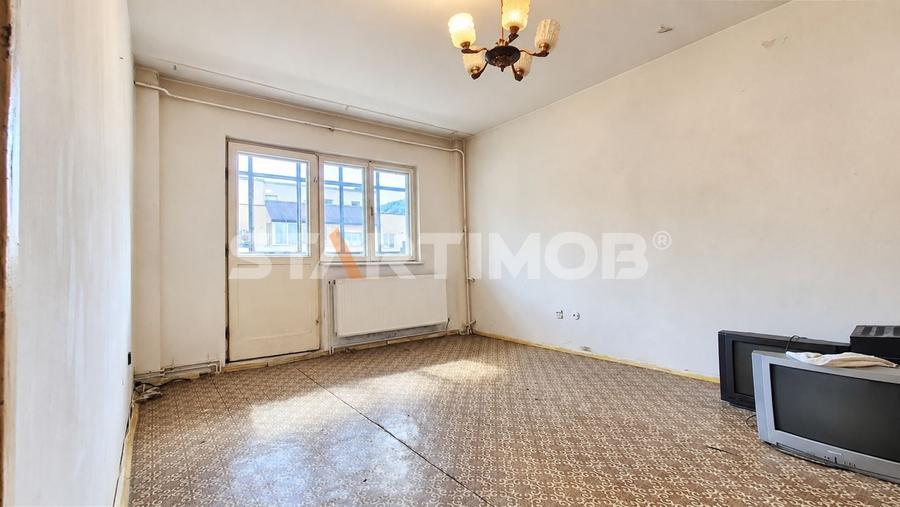Apartament cu 3 camere decomandat în Răcădău