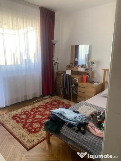 Apartament cu 3 camere semidecomandat, mobilat în Central