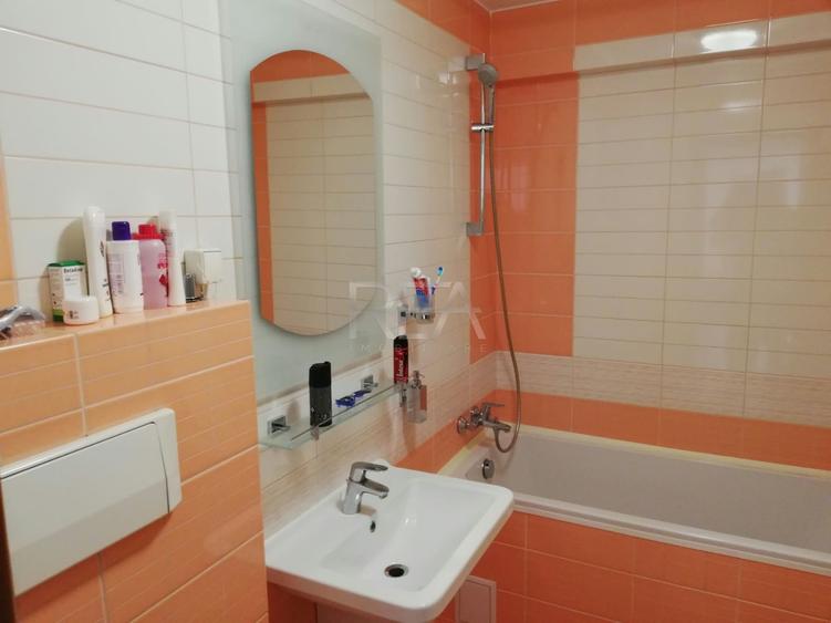 Apartament cu 3 camere semidecomandat, mobilat în Decebal