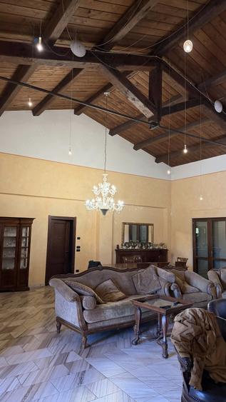 Casă cu 2 camere cu Teren 6500 Mp în Central