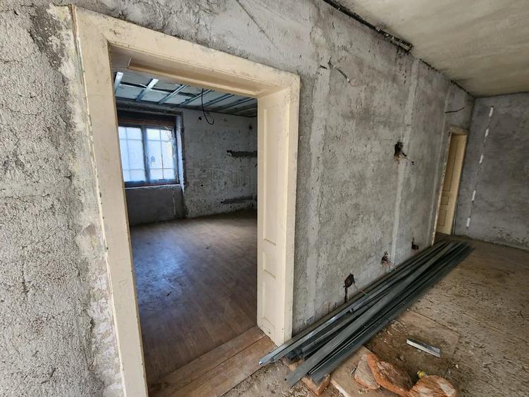 Casă cu Teren 1490 Mp în Central