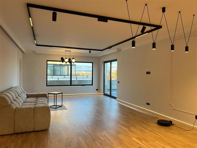 Apartament cu 5 camere decomandat în Vest