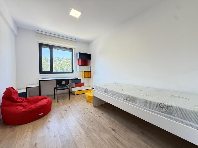 Apartament cu 3 camere semidecomandat în Băneasa