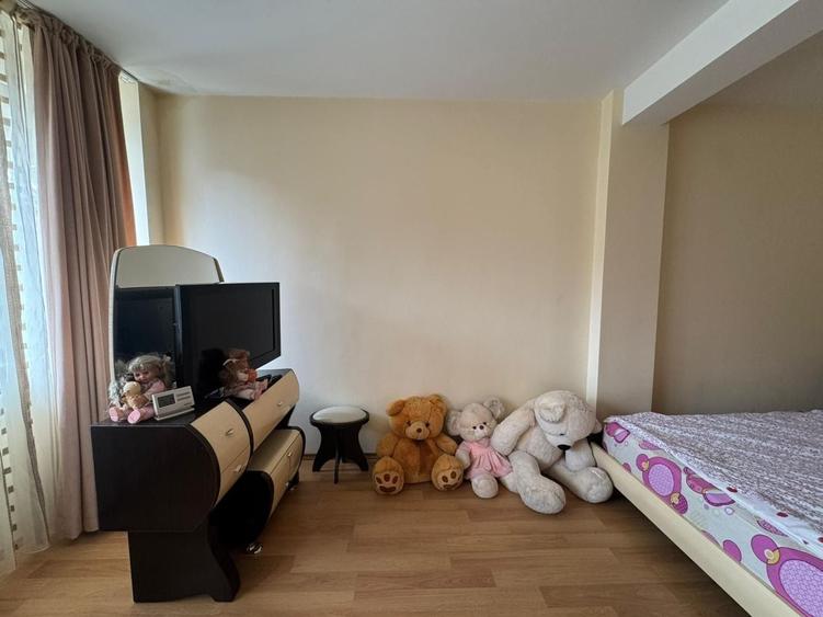 Apartament cu 3 camere semidecomandat, mobilat în Sud