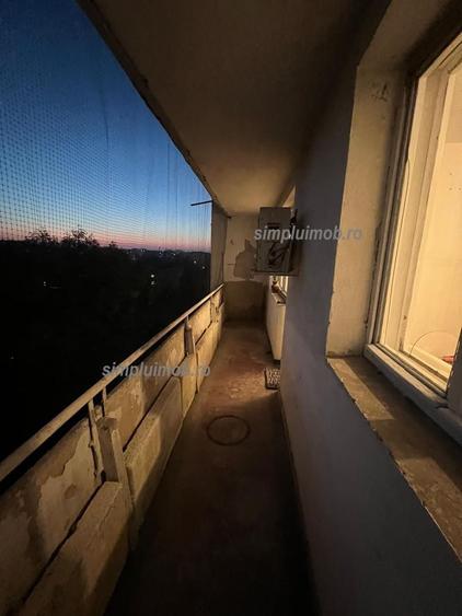 Apartament cu 3 camere semidecomandat în Berceni