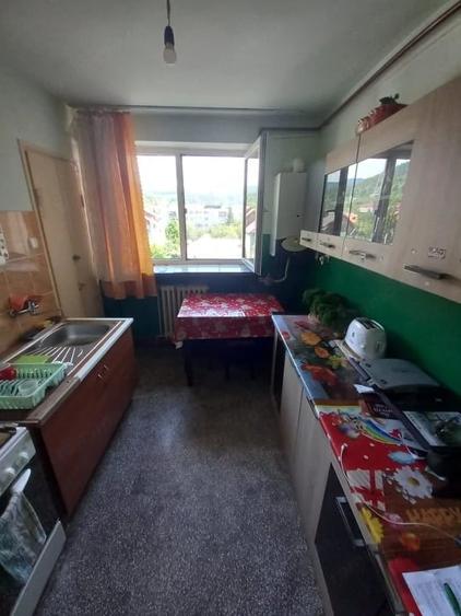 Apartament cu 3 camere decomandat în Est