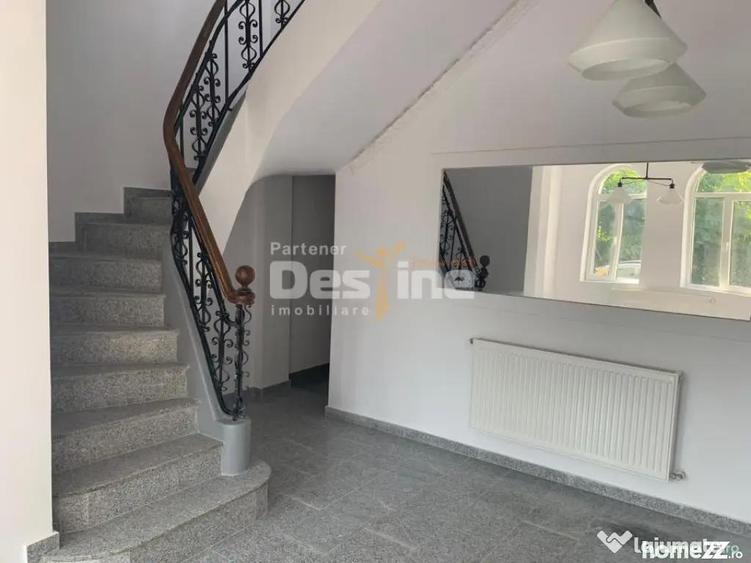 Casă cu 9 camere cu Teren 212 Mp în Dacia