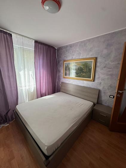 Apartament cu 3 camere semidecomandat în Berceni