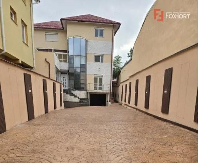 Casă cu 11 camere cu Teren 610 Mp în Central