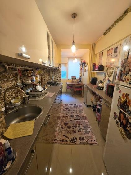 Apartament cu 3 camere semidecomandat în Baba Novac
