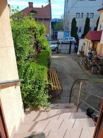 Casă individuală cu 4 camere cu Canalizare în Central