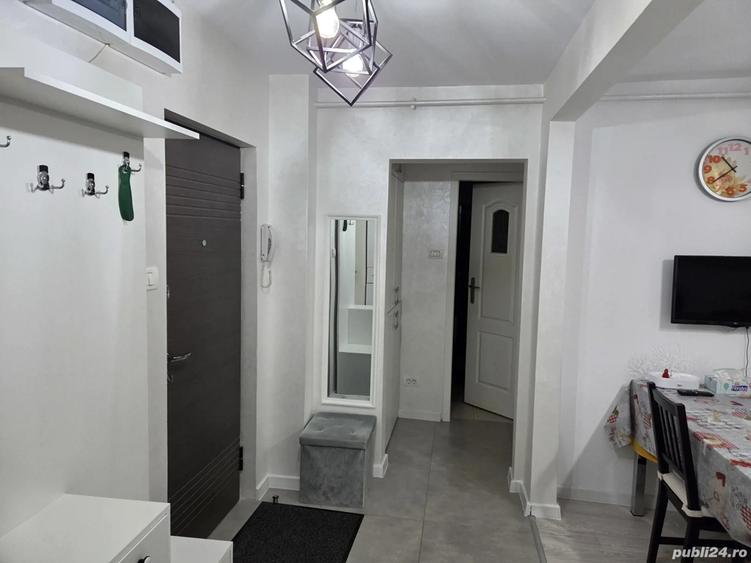 Apartament cu 3 camere decomandat în Craiovița Nouă
