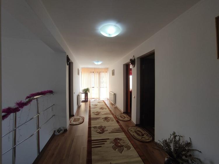 Casă cu 5 camere cu Teren 1320 Mp în Central
