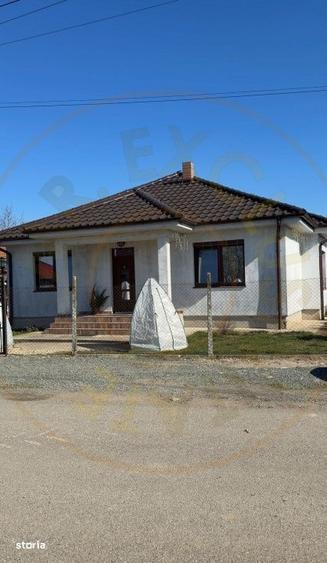 Casă cu 4 camere decomandat cu Canalizare în Lazuri