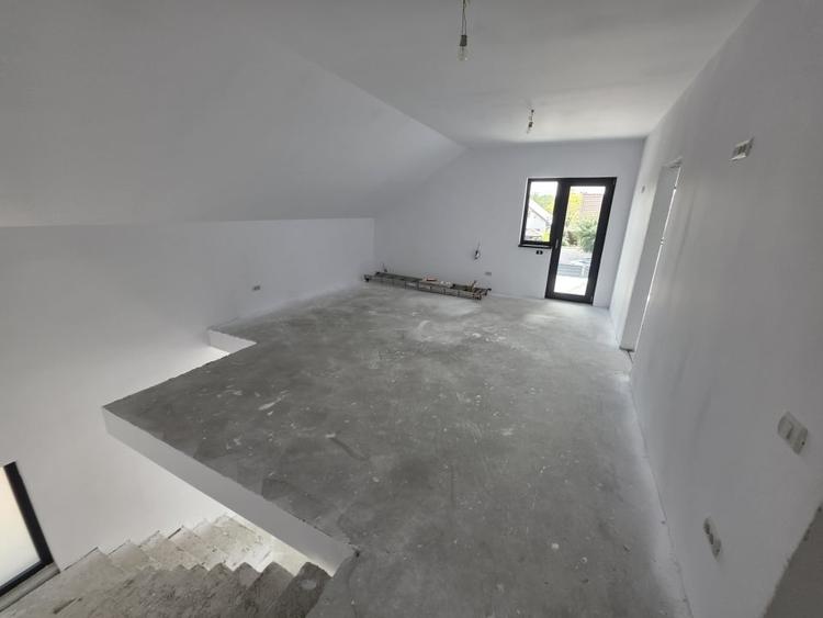 Casă individuală cu 7 camere cu Canalizare în Valu lui Traian