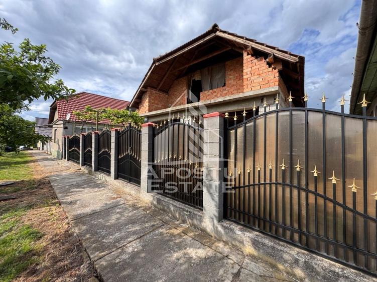 Casă individuală cu 15 camere cu Canalizare în Pesac