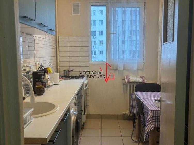Apartament cu 3 camere semidecomandat în Dristor