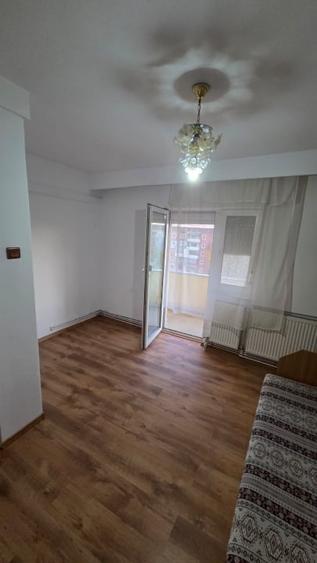 Apartament cu 3 camere semidecomandat, mobilat în Micro 16