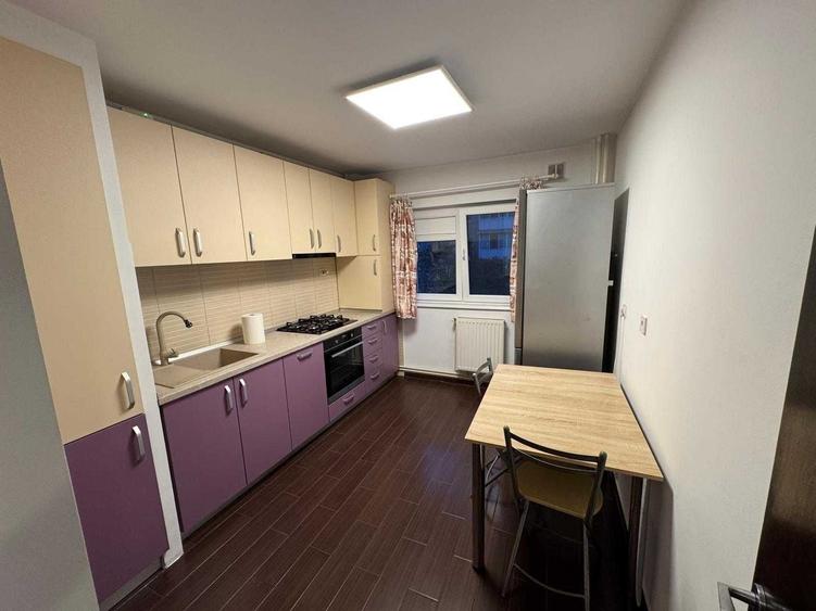 Apartament cu 3 camere decomandat în Vitan