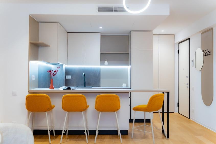Apartament cu 3 camere semidecomandat, mobilat în Barbu Văcărescu
