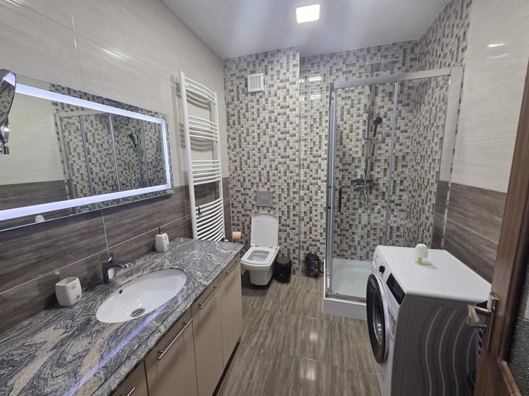 Apartament cu 3 camere decomandat în Tractorul