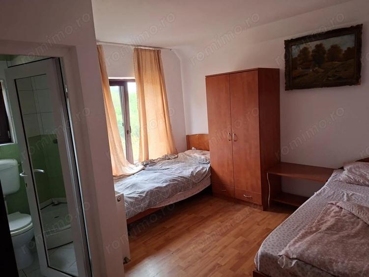 Casă cu 9 camere cu Teren 960 Mp în Bercu Roșu