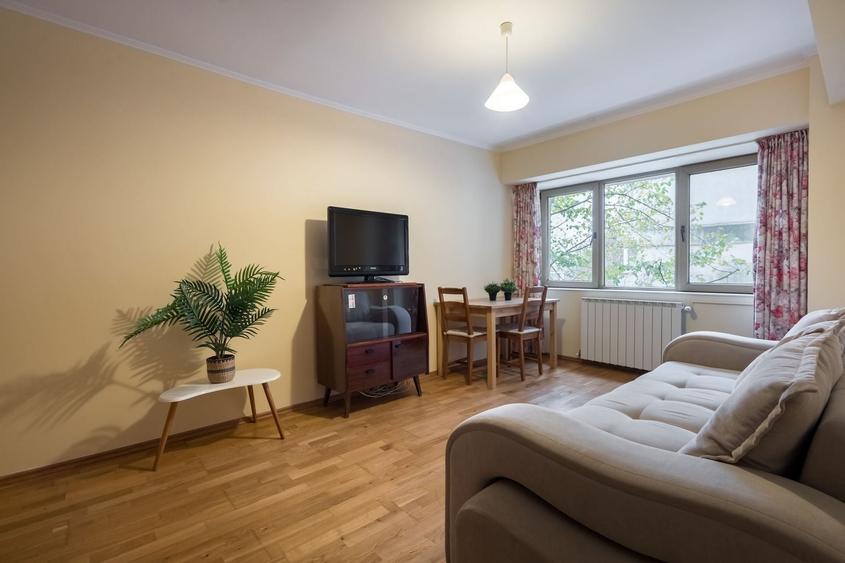 Apartament cu 2 camere decomandat, mobilat în P-ța Victoriei