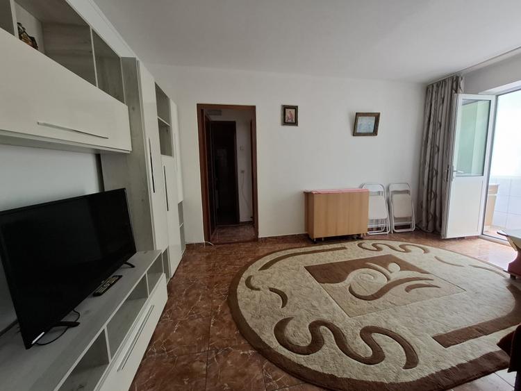 Apartament cu 3 camere semidecomandat, mobilat în Tomis Nord