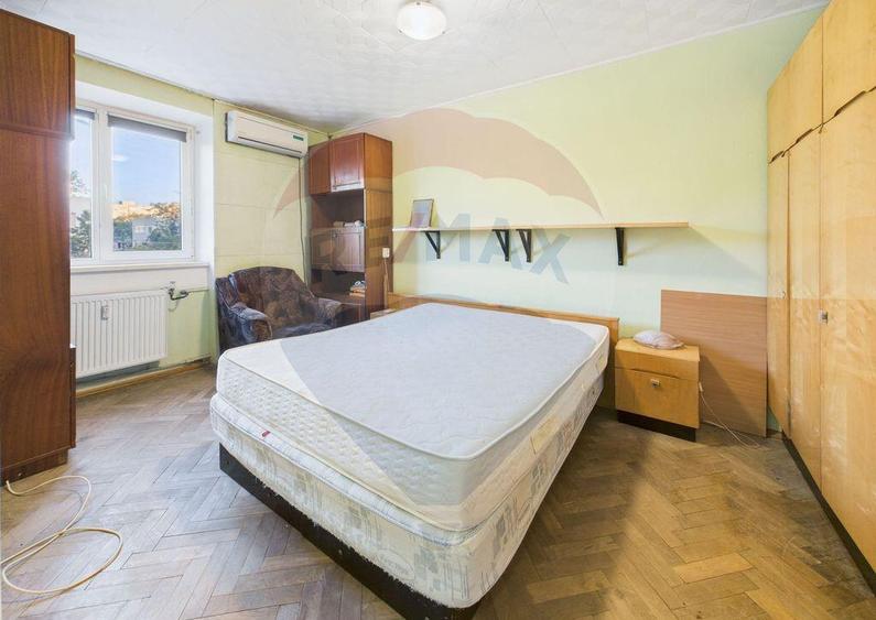 Apartament cu 3 camere semidecomandat în Basarabia