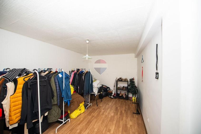 Casă individuală cu 7 camere cu Teren 383 Mp în Periferie