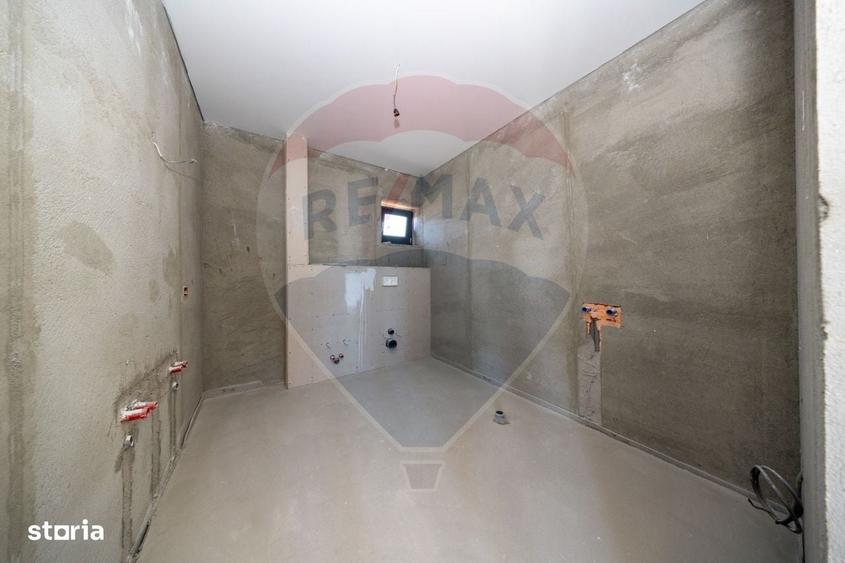Casă cu 4 camere cu Teren 491 Mp în Noua