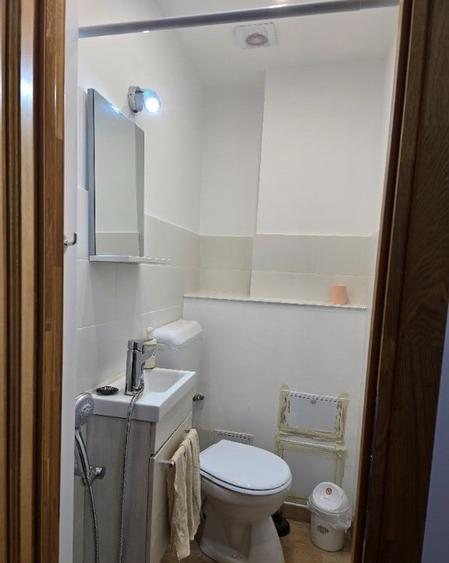 Apartament cu 3 camere semidecomandat, mobilat în 1 Mai