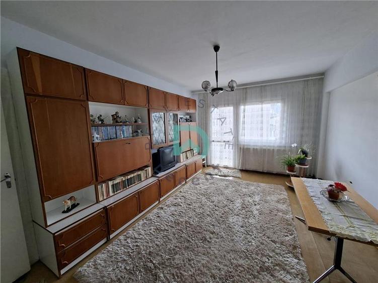 Apartament cu 3 camere semidecomandat în Tractorul