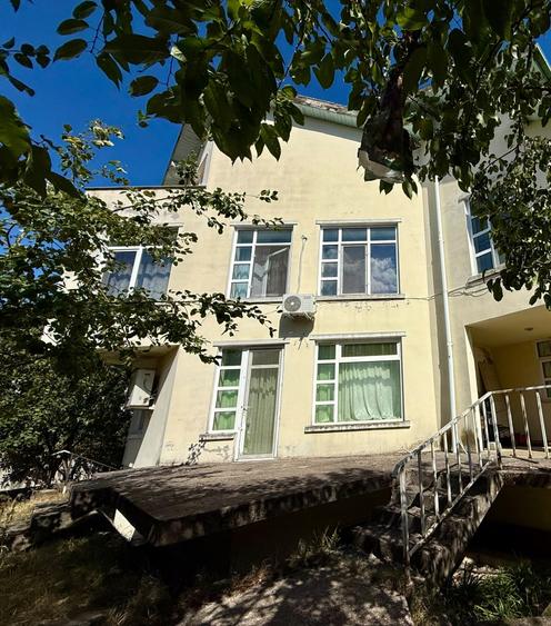 Casă cu 10 camere cu Teren 650 Mp în Călugareni