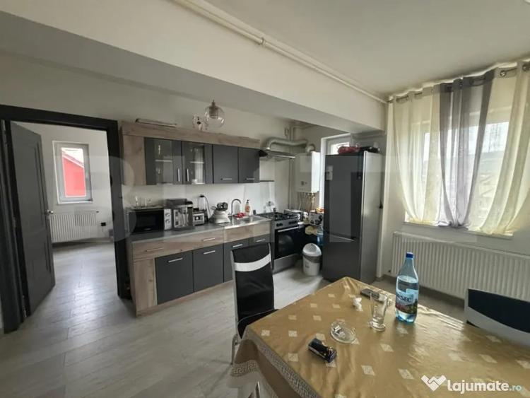 Apartament cu 3 camere semidecomandat, mobilat în Calea Moldovei