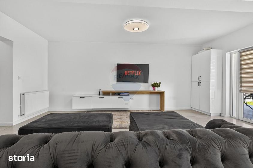 Casă cu 8 camere cu Teren 491 Mp în Central