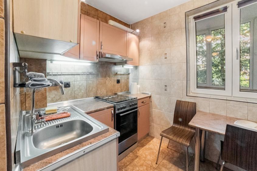 Apartament cu 3 camere semidecomandat în Baba Novac