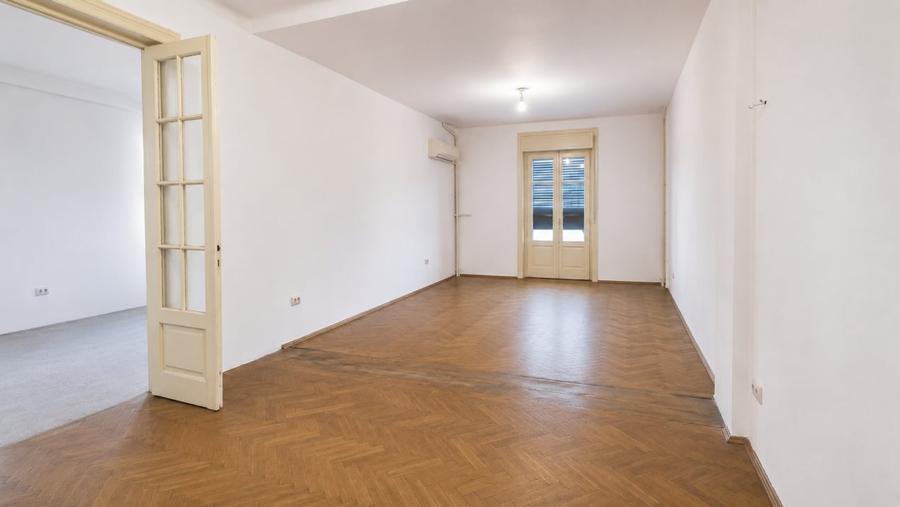 Apartament cu 3 camere circular în P-ța Unirii