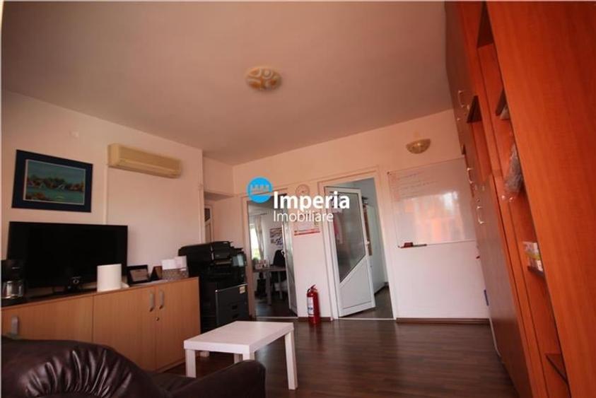 Casă individuală cu 10 camere cu Canalizare în Central