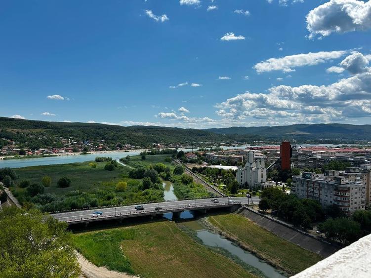 Apartament cu 3 camere decomandat în Ostroveni