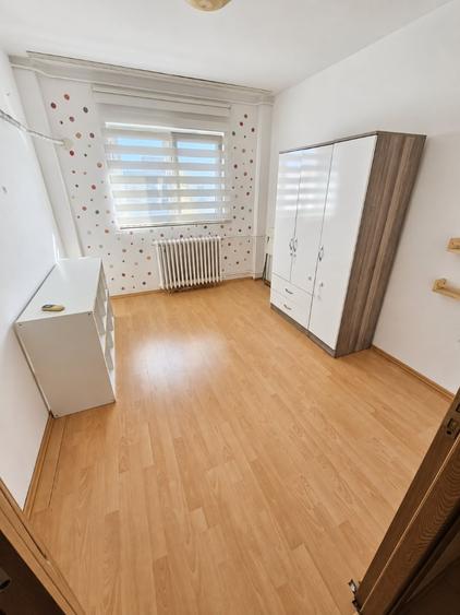 Apartament cu 3 camere semidecomandat în Baba Novac