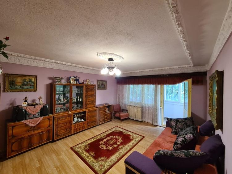 Apartament cu 4 camere decomandat în Vitan