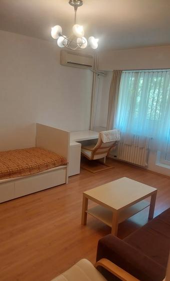 Garsonieră decomandată în Splaiul Unirii