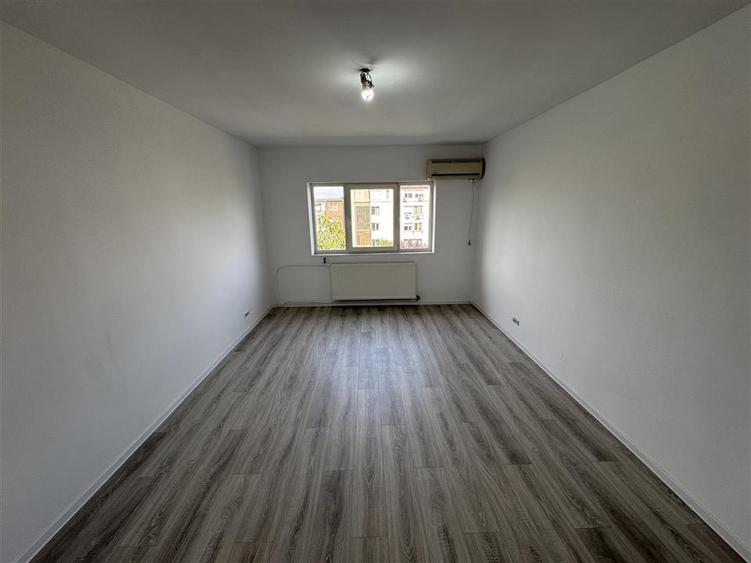Apartament cu 3 camere semidecomandat în Iosia