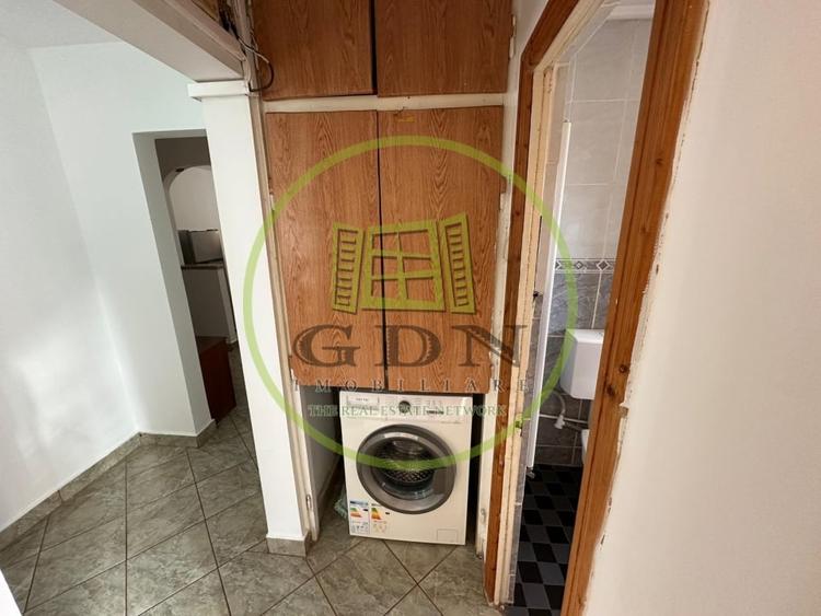 Apartament cu 3 camere decomandat, mobilat în Rovine