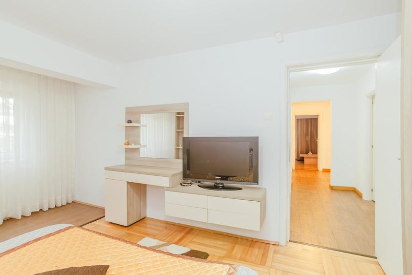 Apartament cu 3 camere decomandat, mobilat în Faleza Nord