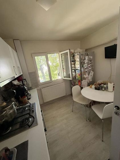 Apartament cu 3 camere semidecomandat în Gorjului