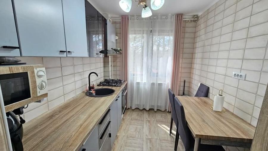 Apartament cu 3 camere decomandat în Donici